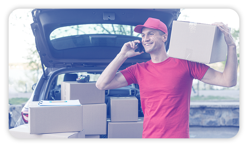 Une urgence ? On s’en occupe. Un livreur souriant qui effectue ses livraisons de colis urgents.