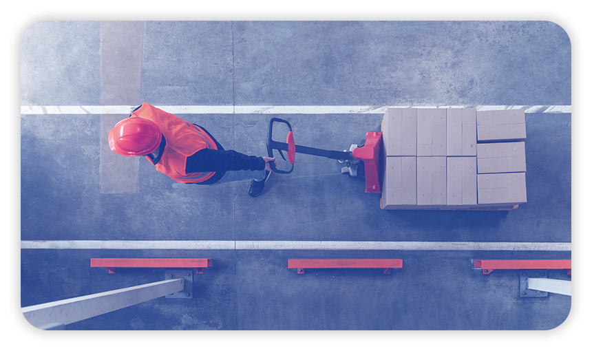 Expédiez vos palettes en toute simplicité Un homme avec un casque de chantier sur la tête qui traine un chariot rempli de colis.